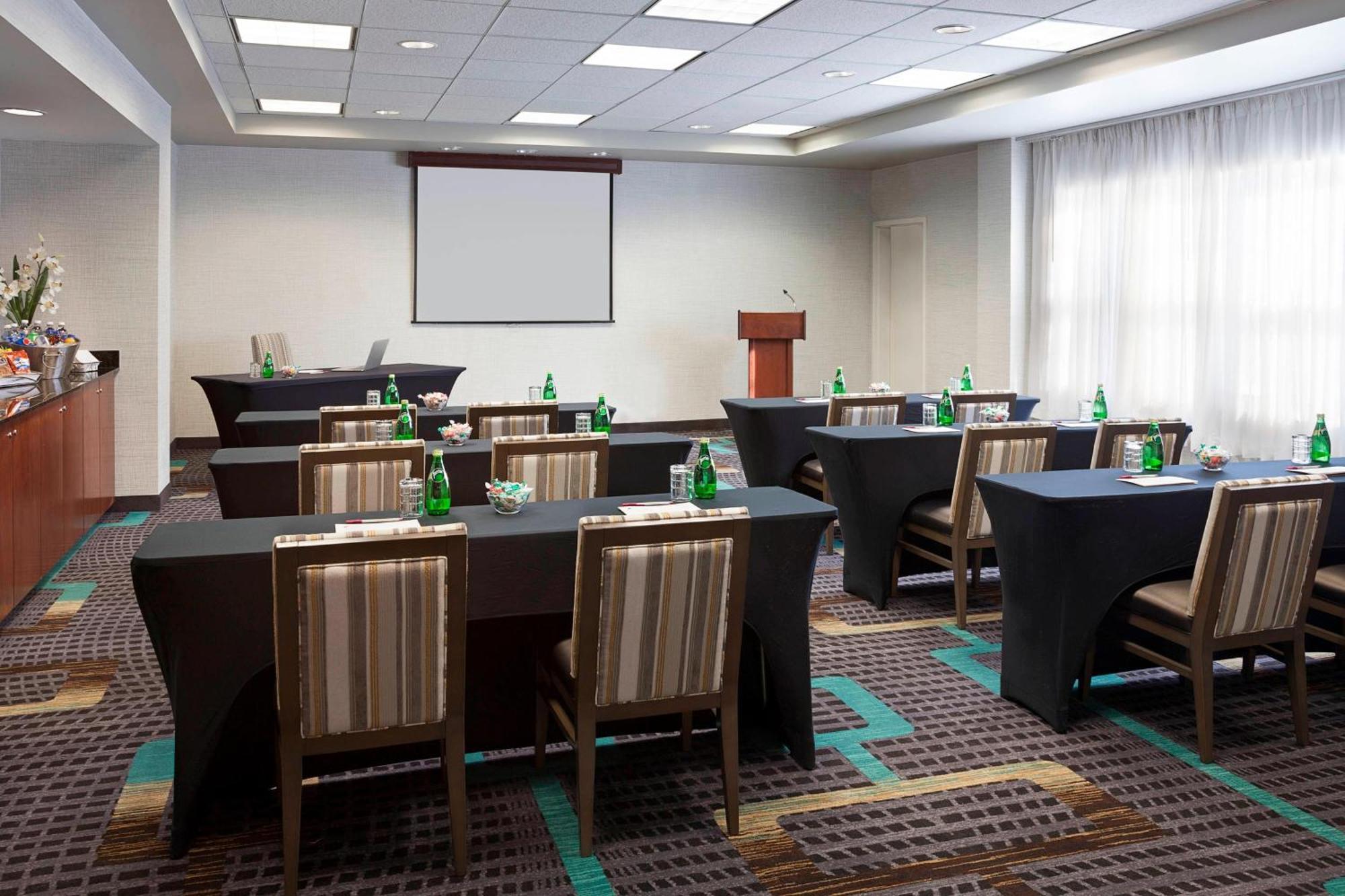 Residence Inn By Marriott Toronto Airport Экстерьер фото